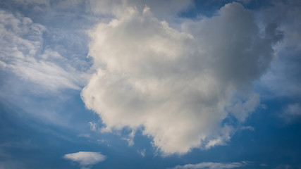 Obraz premium In the sky with clouds in the shape of a heart naturally beautiful