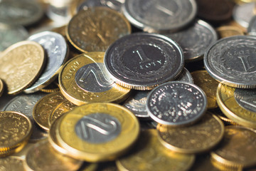 Stos używanych aktualnie, różnego rodzaju polskich monet, złotówki i grosze, 2020 - obrazy, fototapety, plakaty
