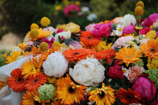 Bunte Blumen nach Beerdigung auf dem Friedhof im Trauerkranz