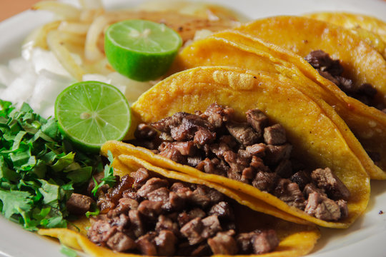 Orden de tacos de bistec con cebolla