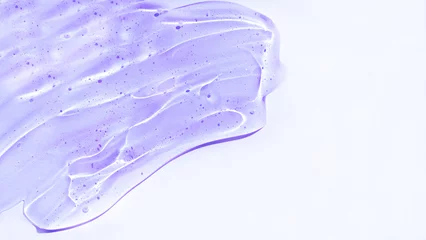 Rideaux occultants Cristaux Liquide clair cosmétique gel violet. Produit de soin transparent pour la peau. Fond de gel violet avec espace de copie.