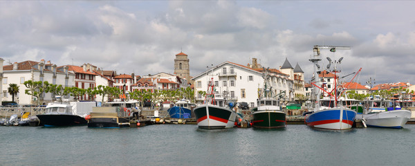 Fototapeta na wymiar Panoramique sur le port et ses bateaux de Saint-Jean-de-Luz (64500), Pyrénées-Atlantiques en Nouvelle-Aquitaine, France