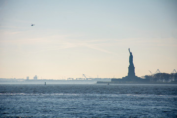 Fototapeta premium statue of liberty at sunset