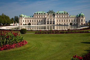 Obraz premium A large reflecting pool outside the entrance to the Belvedere Palace outside the center of Vienna, Austria