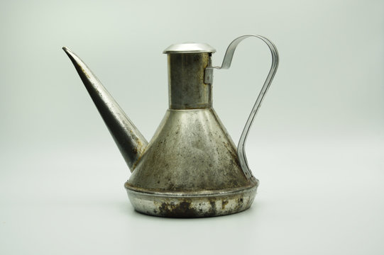 Aceitera c&oacute;nica cl&aacute;sica de inox. Usada, vintage