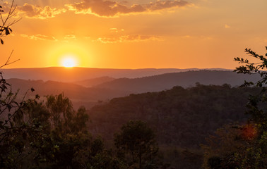 
Pôr do sol sobre as montanhas em Minas Gerais, Brasil.