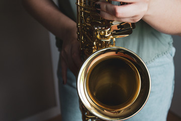 Obraz premium Saxophone girl player hands. Saxophonist playing jazz music. Alto sax musical instrument closeup. Painted nails.
