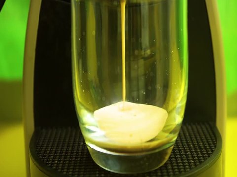 Freshly brewed coffee is poured from the coffee machine into a glass / Caf&eacute; reci&eacute;n hecho se vierte de la m&aacute;quina de caf&eacute; en un vaso