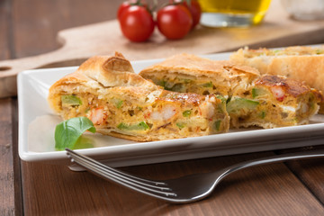 Fette di torta salata con uova, zucchine e gamberetti 