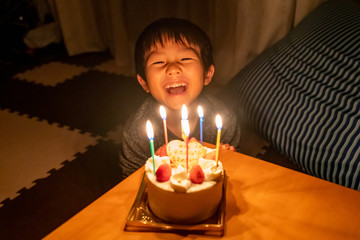 誕生日ケーキと子供