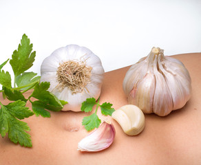 Ajos junto a ombligo de mujer