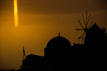 Obraz premium silhouette of church in santorini, greece