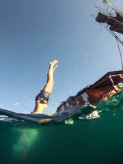 Naklejka premium man jumping from tower to lake water