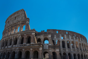 Naklejka premium coliseo romano vista exterior con cielo azul