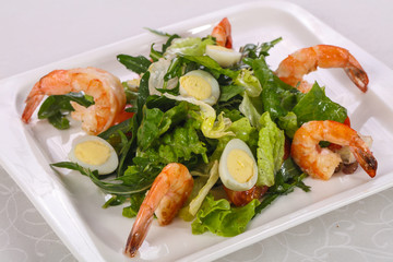 Salad with prawn, rocket and eggs