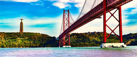 Paisaje de Lisboa al atardecer. Fotografía panorámica del puente 25 de Abril de la ciudad de...