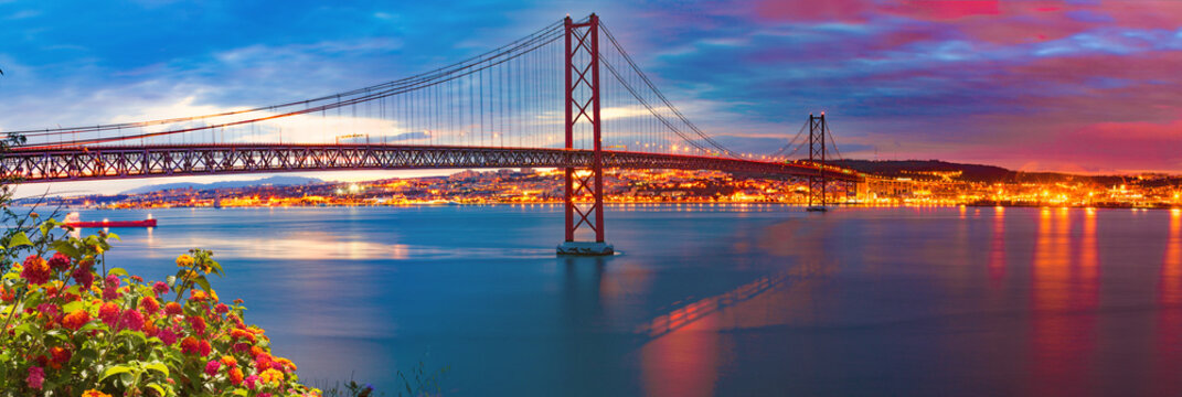 Paisaje de Lisboa al atardecer. Fotografía panorámica del puente 25 de Abril de la ciudad de Lisboa sobre el río Tajo.