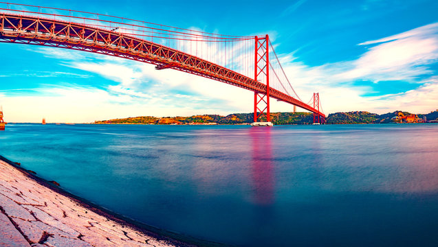 Paisaje de Lisboa al atardecer. Fotograf&iacute;a panor&aacute;mica del puente 25 de Abril de la ciudad de Lisboa sobre el r&iacute;o Tajo.
