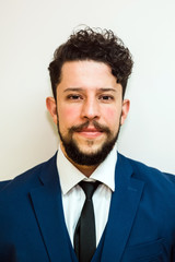 retrato de joven empresario mirando a cámara