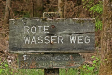 Wegweiser am Rote Wasser-Weg im Burgwald