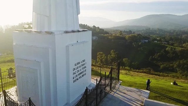 Estatua del Cristo Bendicente en la cima del cerro San Javier en Tucuman, el cuarto mas alto del mundo y simbolo de la provincia del norte Argentino