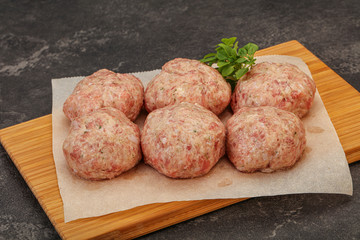 Raw turkey meatball for cooking