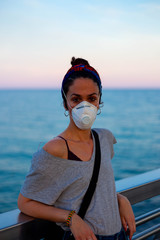 Mujer con mascarilla quirúrgica con fondo marino