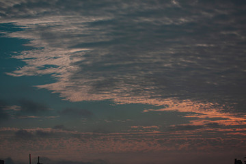 Cielo multicolor en atardecer