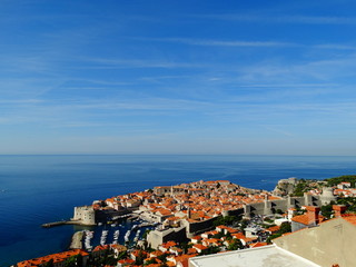 Naklejka premium Dubrovnik's view from above showing the old town, the port, the rampart and the Mediterranean sea
