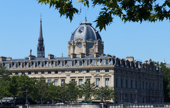 The building of Commercial Court of Paris was built in 1860-1865 by French architect Antoine- Nicolas Bailly.