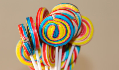Beautiful colorful lollipops, a great suggestion to decorate children's birthday tables.