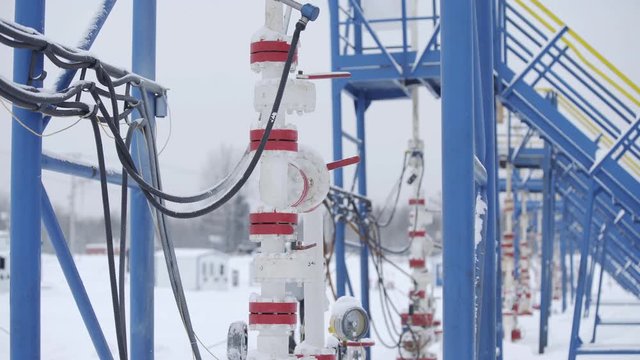 Equipment for wellhead connection oil well and shut-off control valves for pumping crude oil in oilfield. Cross-type Christmass tree and high pressure piping destined for wellhead sealing in winter.