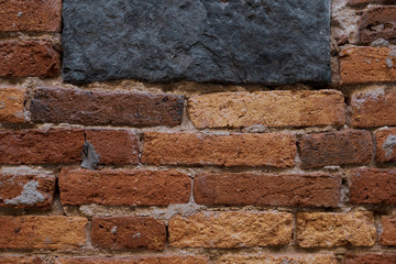 pared muro de ladrillo con piedra negra