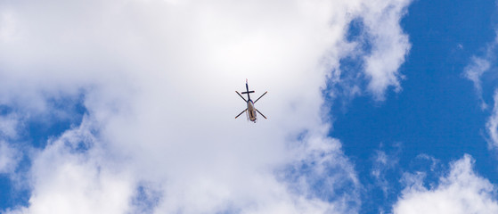 Helikopter vor blauem Himmel Panorama. © Lukas Bast