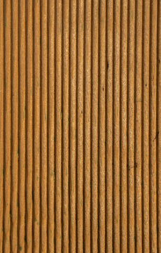 Listón de madera marrón con líneas.