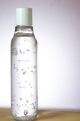 botella de gel antibacterial