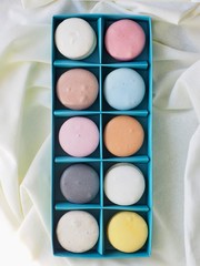 다양한 색상의 화려한 마카롱, 선물박스
