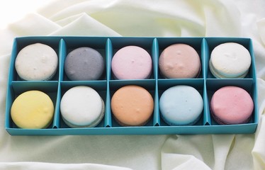 다양한 색상의 화려한 마카롱, 선물박스
