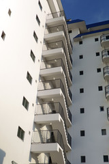 バルコニーが素敵な、都会の高級住宅街にある洗練されたマンション