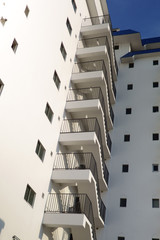 バルコニーが素敵な、都会の高級住宅街にある洗練されたマンション