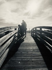 Obraz premium family walking on the bridge