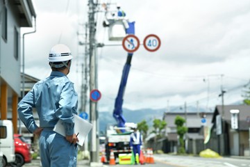 電気工事を指揮する現場監督