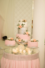 The wedding cake is very beautiful.
