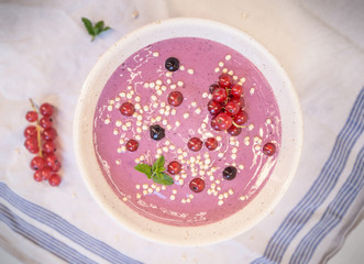 Vegane Smoothie Bowl mit Johannisbeeren, Beeren, Nicecream