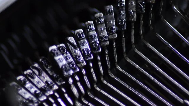 Typo keys moving and writing in a old manual qwerty typewriter
