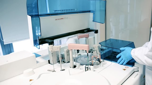 Scientists are turning on biochemical immunization instruments in the lab in preparation for the development of a new coronavirus pneumonia vaccine.