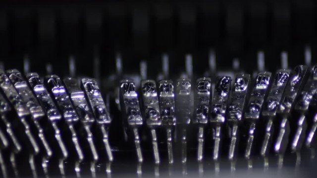 Typo keys moving and writing in a old manual qwerty typewriter