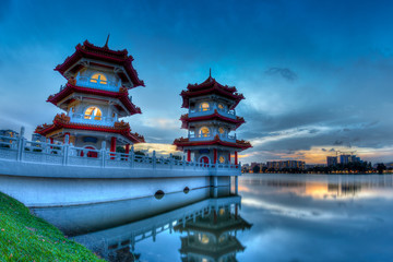 Obraz premium Sunset over the twin pagodas at Chinese Gardens, a free public park in Jurong, Singapore.