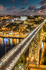 Fototapeta na wymiar night view of the bridge and river in Porto, Portugal 