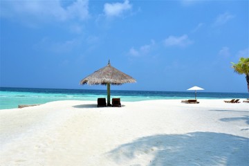 リゾート（モルディブ ）ビーチとパラソル